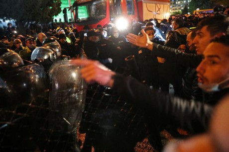 Полиция применила силу против протестующих возле здания ЦИК в Тбилиси, - МВД Грузии Полиция применила силу против протестующих возле здания ЦИК в Тбилиси, - МВД Грузии