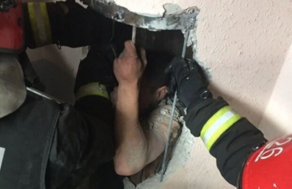 Паспорт заставил россиянина нырнуть в мусоропровод хрущевки: "Часик подождешь?" Паспорт заставил россиянина нырнуть в мусоропровод хрущевки: "Часик подождешь?"