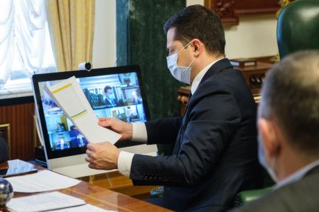 Зеленский поручил Кабмину разработать программу выплат "ковидной тысячи" несовершеннолетним, привитым от коронавируса Зеленский поручил Кабмину разработать программу выплат "ковидной тысячи" несовершеннолетним, привитым от коронавируса