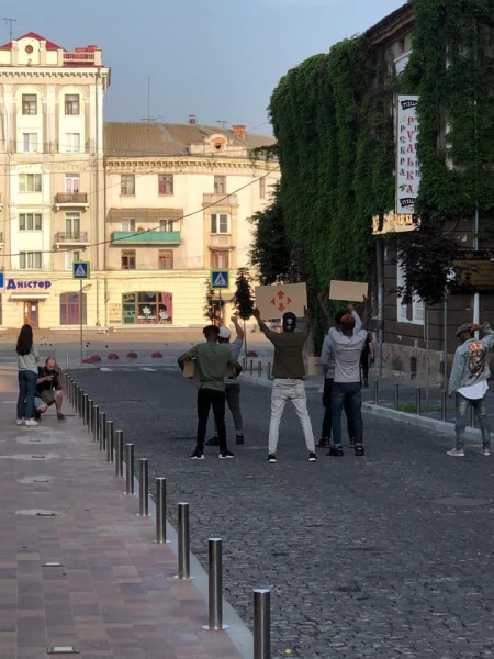 В Тернополе депутат захотел выслать из Украины темнокожих студентов
В Тернополе депутат захотел выслать из Украины темнокожих студентов
