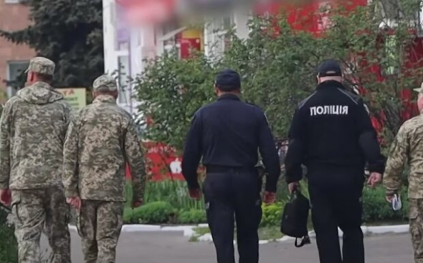 Сотрудники ТЦК прибегают к хитростям во время мобилизации: адвокат объяснил, что нужно знать украинцам Сотрудники ТЦК прибегают к хитростям во время мобилизации: адвокат объяснил, что нужно знать украинцам