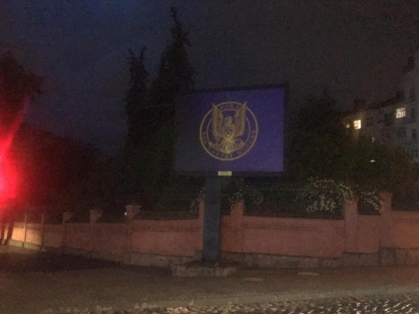 Герб контрразведки СБУ разместили перед консульствами РФ во Львове, Киеве и Одессе
Герб контрразведки СБУ разместили перед консульствами РФ во Львове, Киеве и Одессе