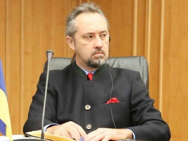 "Бездомный" судья Слиденко из КСУ: не декларировал никакой недвижимости, должен был жить с семьей в стареньком Peugeot "Бездомный" судья Слиденко из КСУ: не декларировал никакой недвижимости, должен был жить с семьей в стареньком Peugeot