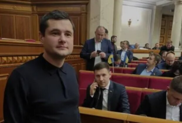 Одесский депутат, имея 4 млн наличными, арендует квартиру и получает от государства 1,6 млн в год Одесский депутат, имея 4 млн наличными, арендует квартиру и получает от государства 1,6 млн в год