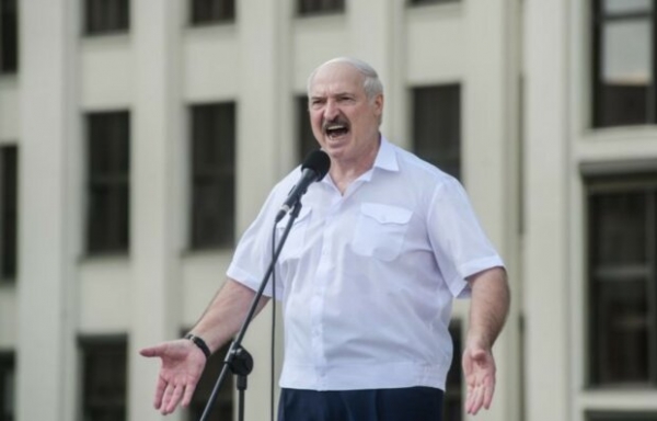 Макрон призвал Лукашенко уйти с поста президента: "Держится силой"
