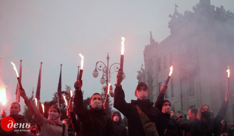 Участники акции "Где справедливость?" под Офисом президента требовали освободить подозреваемых по делу Шеремета Участники акции "Где справедливость?" под Офисом президента требовали освободить подозреваемых по делу Шеремета