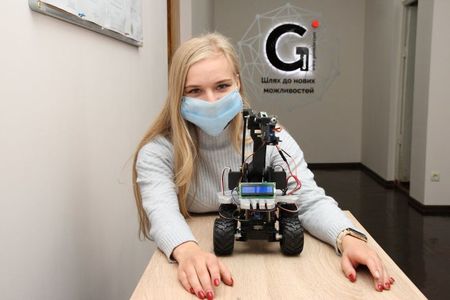 Винницкие студенты создали робота-"санинспектора", который измеряет температуру тела человека Винницкие студенты создали робота-"санинспектора", который измеряет температуру тела человека