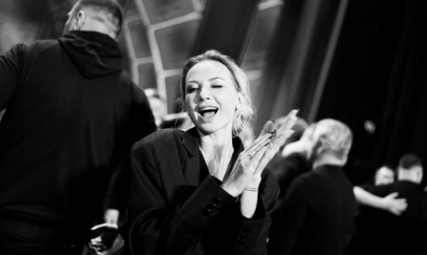 Ирина Сопонару из "Женского квартала" облапала ноги чужого мужчины и оказалась на полу: "Как всегда" Ирина Сопонару из "Женского квартала" облапала ноги чужого мужчины и оказалась на полу: "Как всегда"