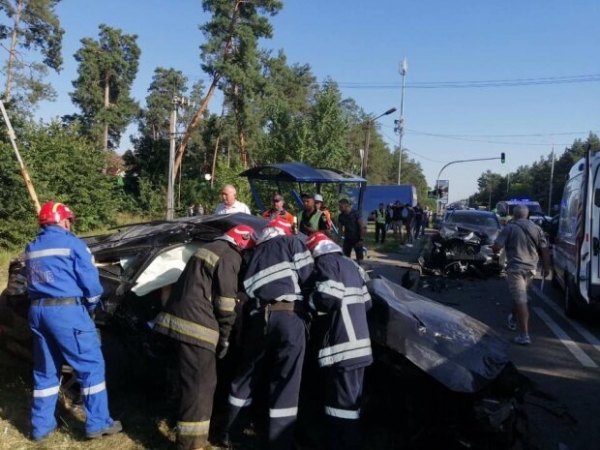 Три трупа, шесть пострадавших: шокирующее ДТП под Киевом Три трупа, шесть пострадавших: шокирующее ДТП под Киевом