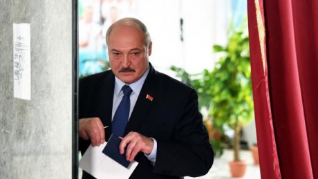Лукашенко заявил, что Путин написал ему письмо на 5 страницах о "вагнеровцах" Лукашенко заявил, что Путин написал ему письмо на 5 страницах о "вагнеровцах"