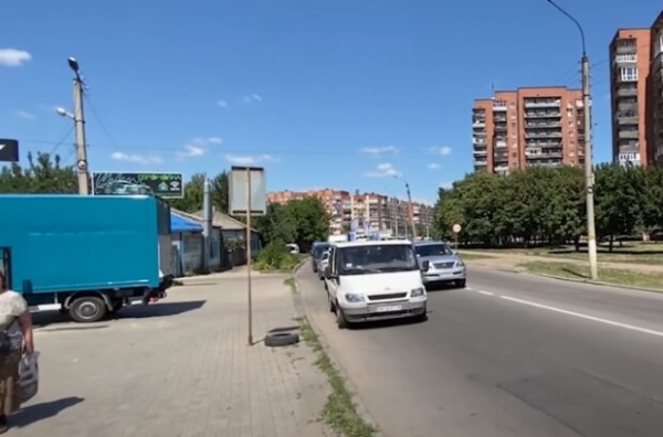 Кортеж Зеленского перекрыл дорогу в Славянске, копы остановили движение: кадры с места Кортеж Зеленского перекрыл дорогу в Славянске, копы остановили движение: кадры с места