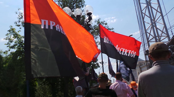 Флаг раздора. Националисты вступили в конфликт с полицией в Днепре