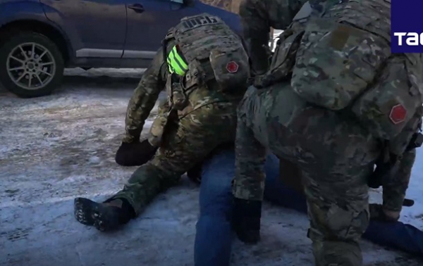 ФСБ задержала россиянина, "готовившего покушение на военных" в Хабаровске ФСБ задержала россиянина, "готовившего покушение на военных" в Хабаровске