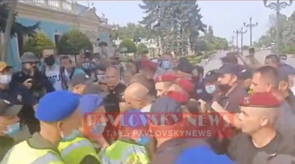 Гениталии и фальшивые рубли спровоцировали драку у Верховной Рады Гениталии и фальшивые рубли спровоцировали драку у Верховной Рады