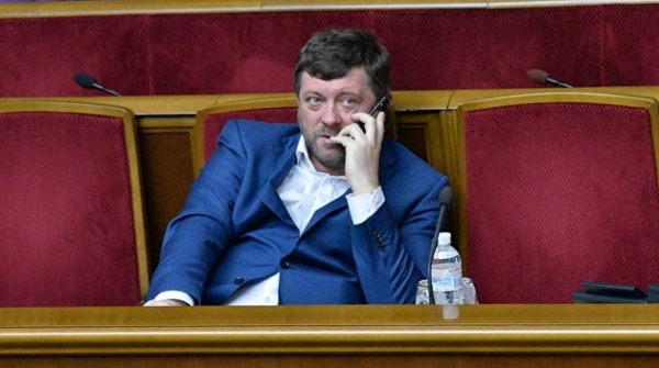 Глава «Слуги народа» Корниенко перепутал микрофон в Раде с телефоном Глава «Слуги народа» Корниенко перепутал микрофон в Раде с телефоном