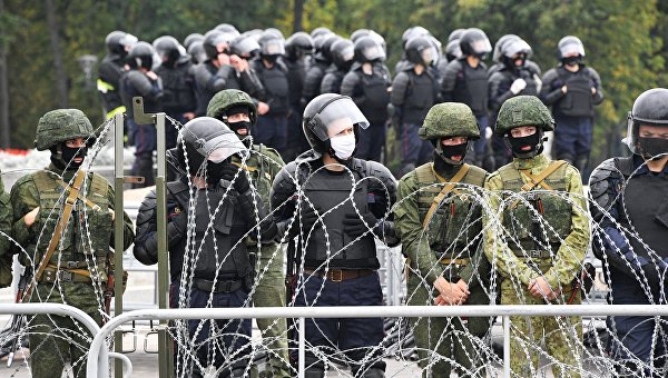 Глухая оборона власти. Марш оппозиции в Минске прошел в условиях, максимально приближенных к гражданской войне Глухая оборона власти. Марш оппозиции в Минске прошел в условиях, максимально приближенных к гражданской войне