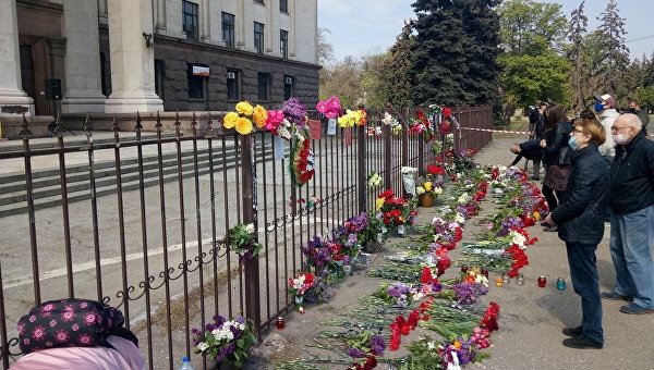 Годовщина майской бойни. Несмотря на провокаторов и эпидемию одесситы вышли на Куликово поле. ФОТО Годовщина майской бойни. Несмотря на провокаторов и эпидемию одесситы вышли на Куликово поле. ФОТО