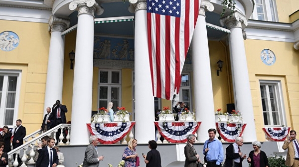 Гвардия Прилепина пришла к послу США в Москве потребовать ответа за высказывания Байдена