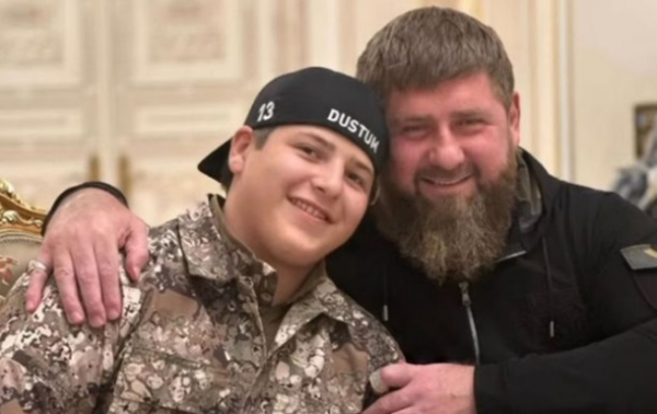 Кадыров присвоил 15-летнему сыну звание героя Чечни Кадыров присвоил 15-летнему сыну звание героя Чечни