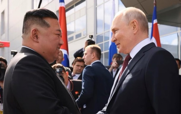 Ким Чен Ын поднял тост за Путина и пожелал "побед" Ким Чен Ын поднял тост за Путина и пожелал "побед"