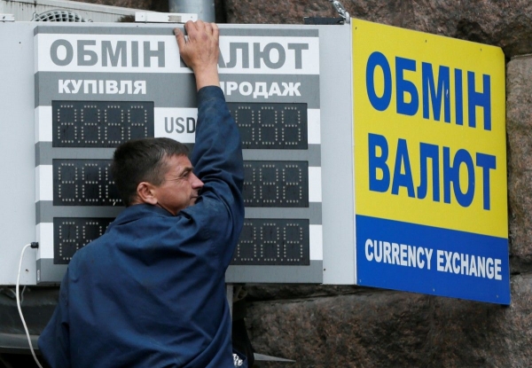 
                    Коронавирус и цена на нефть: Почему падает гривна и чего ждать в дальнейшем                