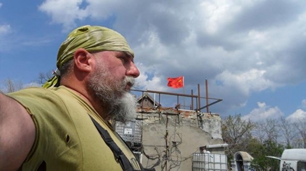 Красный флаг над Украиной: &laquo;Порванную на куски и умытую кровью страну нам потомки не простят&raquo;