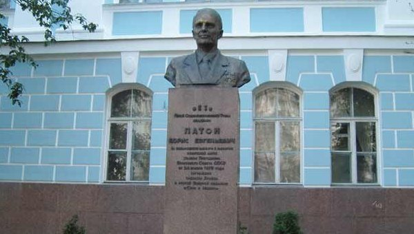 Кто за что забронзовел: 5 самых известных прижизненных памятников Украины Кто за что забронзовел: 5 самых известных прижизненных памятников Украины