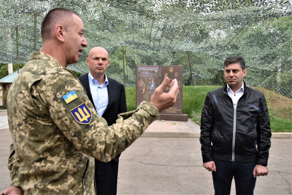 Лидер партии "За майбутнє" Игорь Палица во время визита на Донбасс: Без сильной армии нет будущего
Лидер партии "За майбутнє" Игорь Палица во время визита на Донбасс: Без сильной армии нет будущего