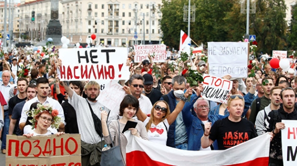 Лидеры белорусской оппозиции приняли участие в митинге возле стелы «Минск - город-герой» Лидеры белорусской оппозиции приняли участие в митинге возле стелы «Минск - город-герой»