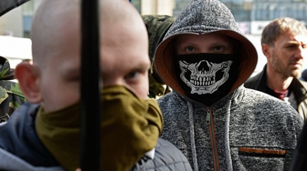 «Ломали столы, стулья, нападали на женщин»: радикалы набросились на активистов ОПЗЖ в Мариуполе «Ломали столы, стулья, нападали на женщин»: радикалы набросились на активистов ОПЗЖ в Мариуполе