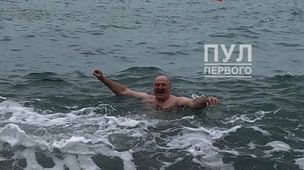Лукашенко искупался в Черном море Лукашенко искупался в Черном море