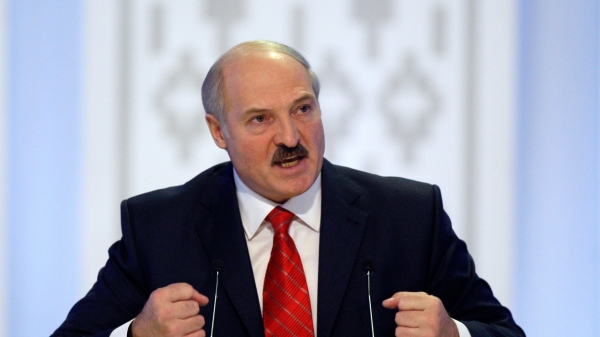 
                    Лукашенко ответил на призыв Макрона добровольно покинуть пост президента, напомнив о "желтых жилетах"                