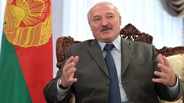 Лукашенко зажигательно станцевал с белорусскими выпускниками под украинскую песню - видео Лукашенко зажигательно станцевал с белорусскими выпускниками под украинскую песню - видео