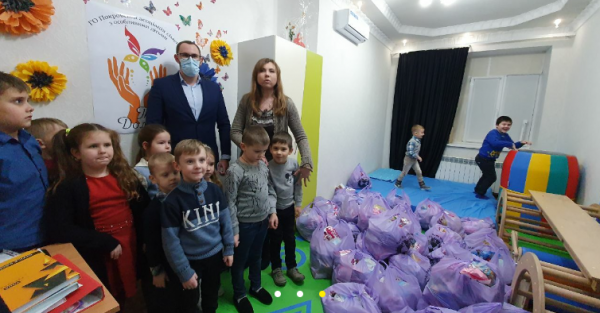 
                    Марчевский поздравил с праздниками ряд организаций в Доброполье и Мирнограде                