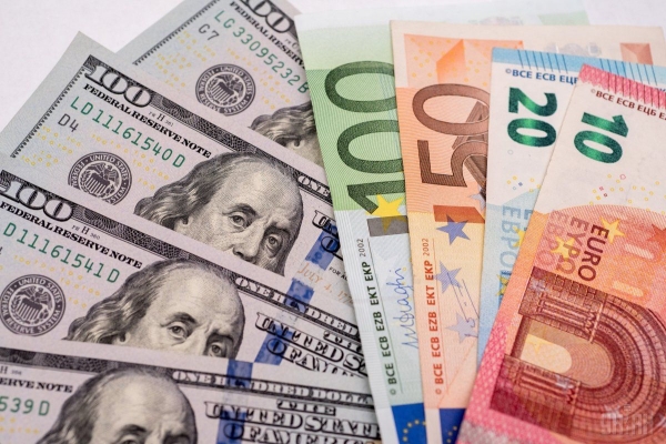 Межбанк закрылся долларом по 28,35-28,37 грн, евро – по 33,65-33,68 грн
Межбанк закрылся долларом по 28,35-28,37 грн, евро – по 33,65-33,68 грн