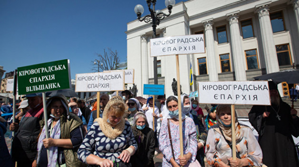 Молитвенное стояние УПЦ: где Зеленский разглядел «бабушек в желтых кепочках» Молитвенное стояние УПЦ: где Зеленский разглядел «бабушек в желтых кепочках»