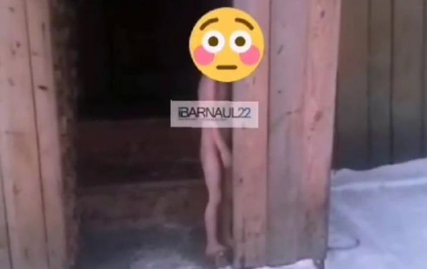 На Алтае родители выгнали ребенка голым на мороз На Алтае родители выгнали ребенка голым на мороз