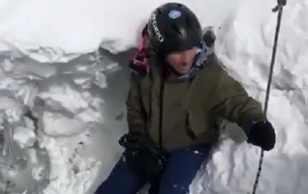 На Эльбрусе сноубордисты повисли над пропастью На Эльбрусе сноубордисты повисли над пропастью