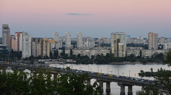 На мосту Патона в Киеве прорвало трубу — видео На мосту Патона в Киеве прорвало трубу — видео