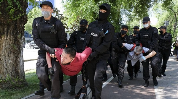 На несанкционированных митингах в Казахстане задержали более 50 протестующих На несанкционированных митингах в Казахстане задержали более 50 протестующих