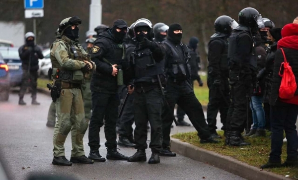 На протестах в Минске начались разгоны и задержания, - СМИ
На протестах в Минске начались разгоны и задержания, - СМИ
