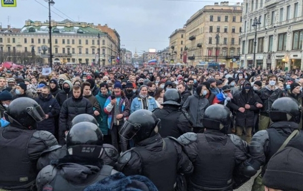 На протестах в России задержали более 1000 человек На протестах в России задержали более 1000 человек