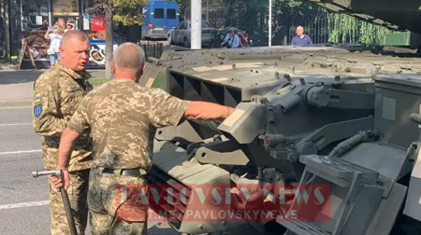 На репетиции парада ко Дню независимости сломался танк - видео На репетиции парада ко Дню независимости сломался танк - видео