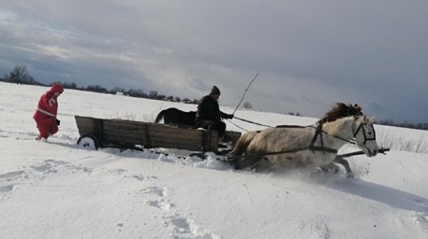 На Украине из-за сугробов ребенка госпитализировали на лошадях На Украине из-за сугробов ребенка госпитализировали на лошадях