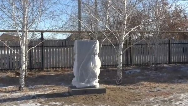 На Украине снесли памятники Ленину. Теперь взялись за другого «героя» На Украине снесли памятники Ленину. Теперь взялись за другого «героя»