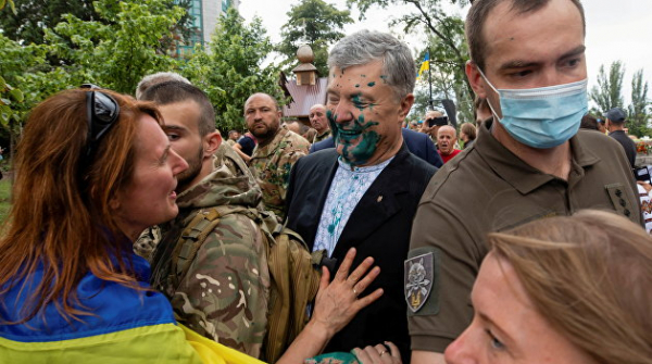 &laquo;Насилие над государственным деятелем&raquo;: облившему Порошенко зеленкой переквалифицировали статью на более тяжкую
