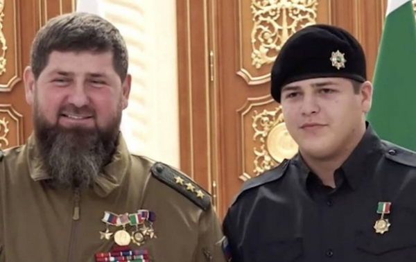 Несовершеннолетний сын Кадырова получил очередную награду после избиения мужчины Несовершеннолетний сын Кадырова получил очередную награду после избиения мужчины