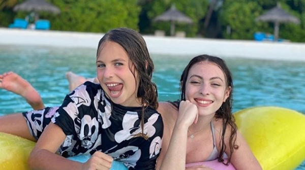 Оля Полякова дала 9-летней дочери шампанское, предварительно жестоко разыграв Оля Полякова дала 9-летней дочери шампанское, предварительно жестоко разыграв