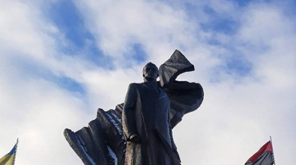 Осквернили яйцом: на Украине защитят памятник Бандере Осквернили яйцом: на Украине защитят памятник Бандере