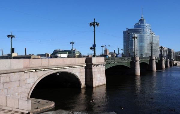 Падение мотоциклиста с моста в Петербурге попало на видео Падение мотоциклиста с моста в Петербурге попало на видео